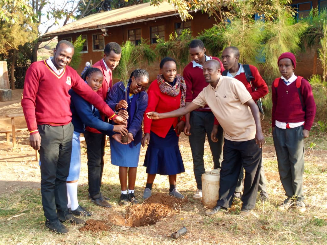 In collaboration with Entaisere Community Organization, at Entonet Comprehensive Primary School to give out pads, plant trees and mentor the learners while also speaking to teachers. Our mentees from KMTC loitokitok participated