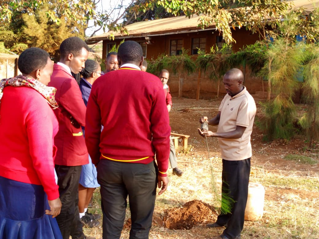 In collaboration with Entaisere Community Organization, at Entonet Comprehensive Primary School to give out pads, plant trees and mentor the learners while also speaking to teachers. Our mentees from KMTC loitokitok participated