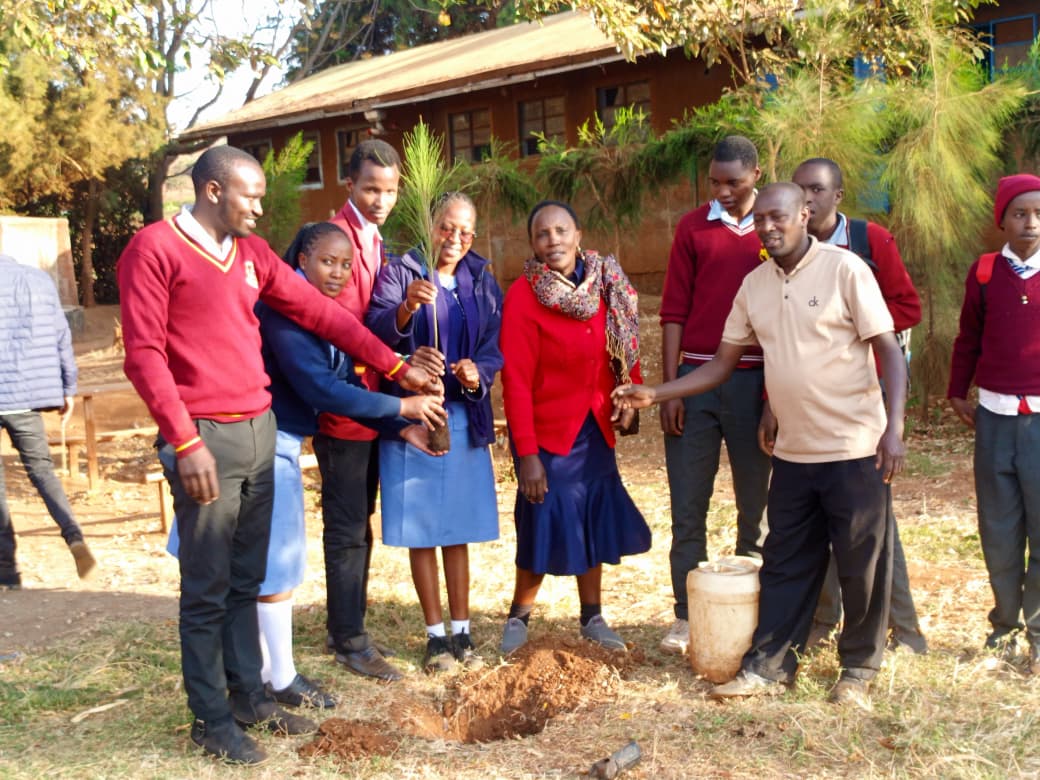 In collaboration with Entaisere Community Organization, at Entonet Comprehensive Primary School to give out pads, plant trees and mentor the learners while also speaking to teachers. Our mentees from KMTC loitokitok participated