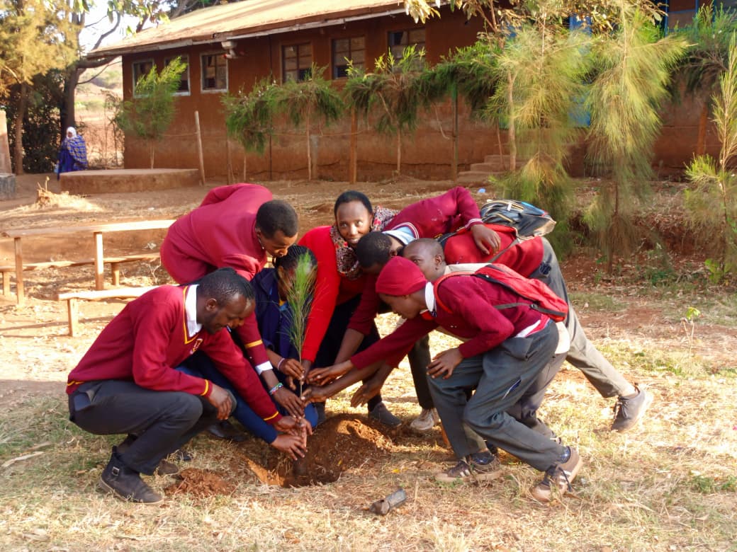 In collaboration with Entaisere Community Organization, at Entonet Comprehensive Primary School to give out pads, plant trees and mentor the learners while also speaking to teachers. Our mentees from KMTC loitokitok participated